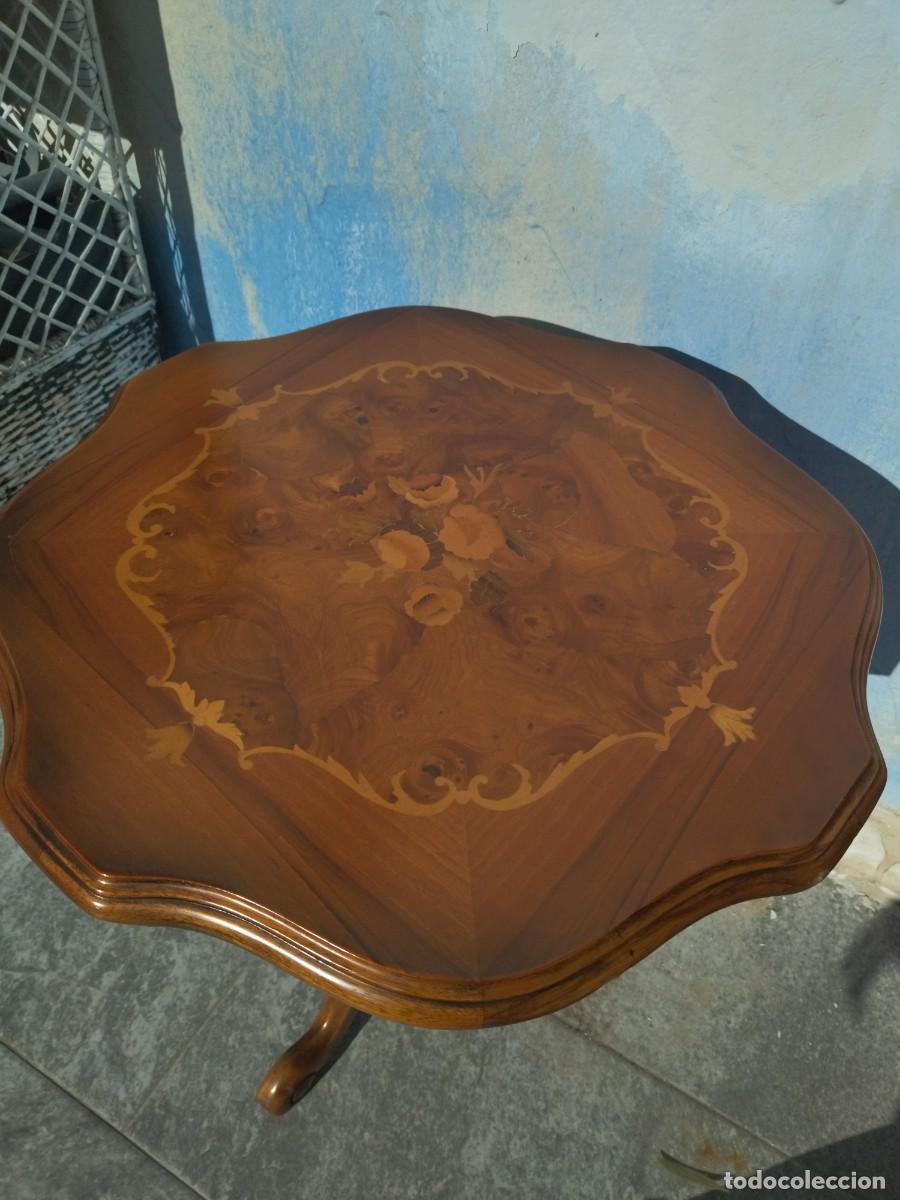 Antig&uuml;edades: Mesa auxiliar estilo franc&eacute;s con marqueter&iacute;a. - Foto 8