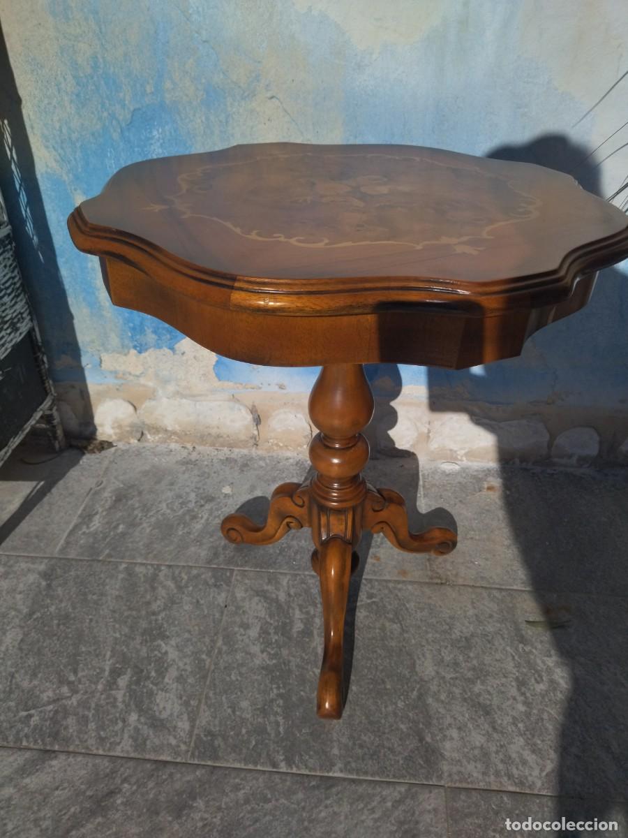 Antig&uuml;edades: Mesa auxiliar estilo franc&eacute;s con marqueter&iacute;a. - Foto 9