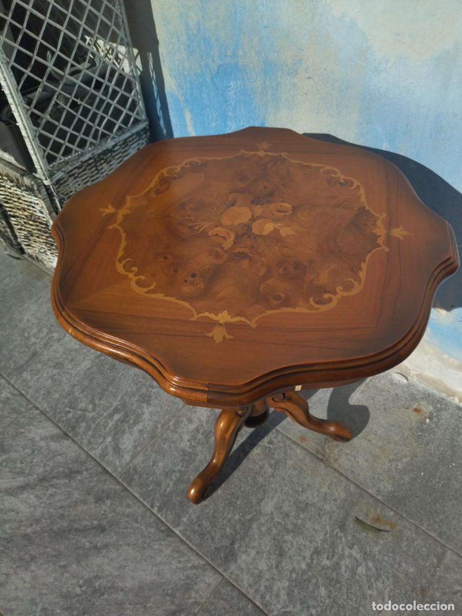 Antig&uuml;edades: Mesa auxiliar estilo franc&eacute;s con marqueter&iacute;a. - Foto 11