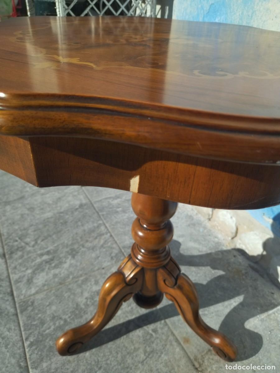 Antig&uuml;edades: Mesa auxiliar estilo franc&eacute;s con marqueter&iacute;a. - Foto 12
