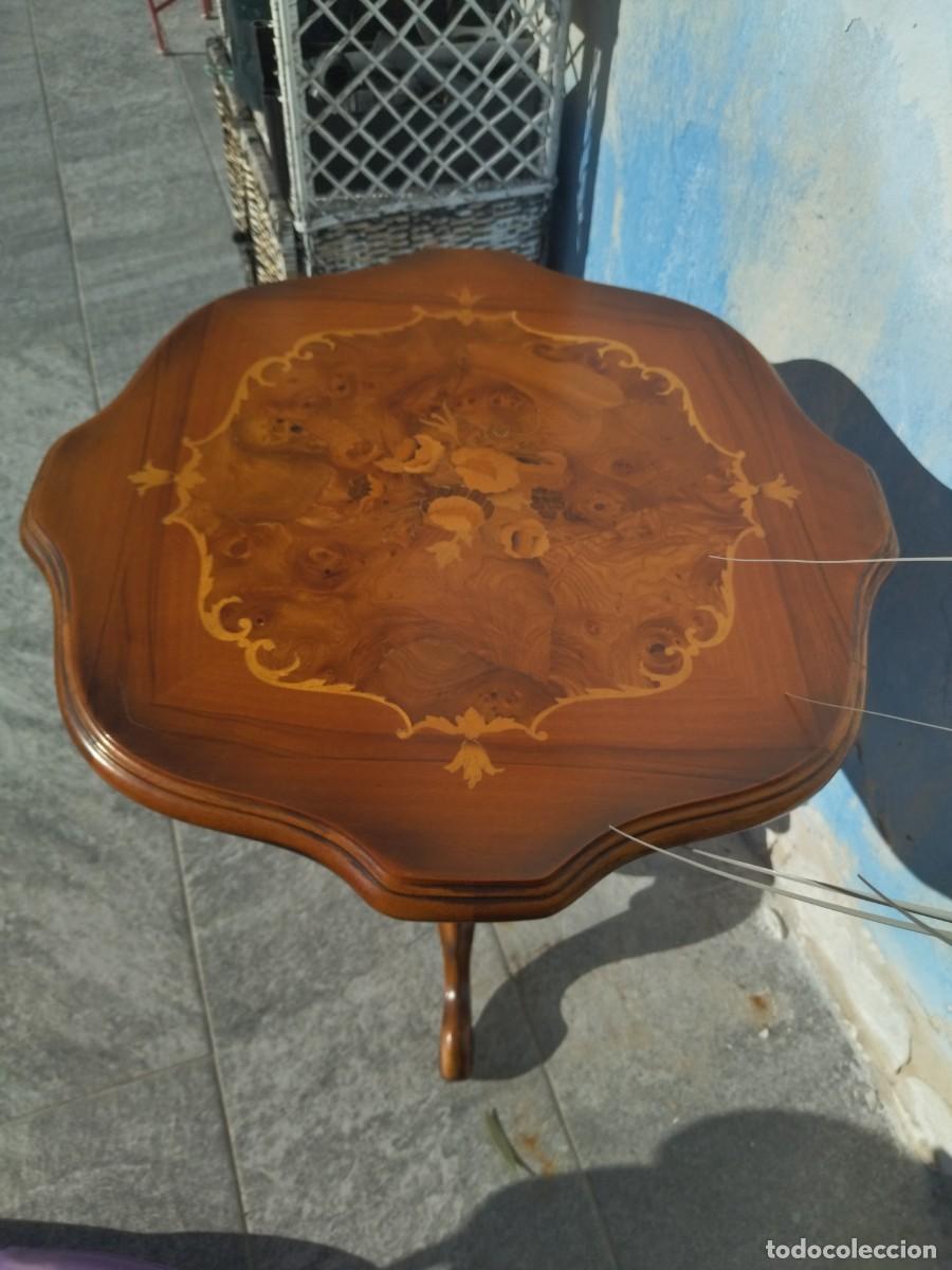 Antig&uuml;edades: Mesa auxiliar estilo franc&eacute;s con marqueter&iacute;a. - Foto 14