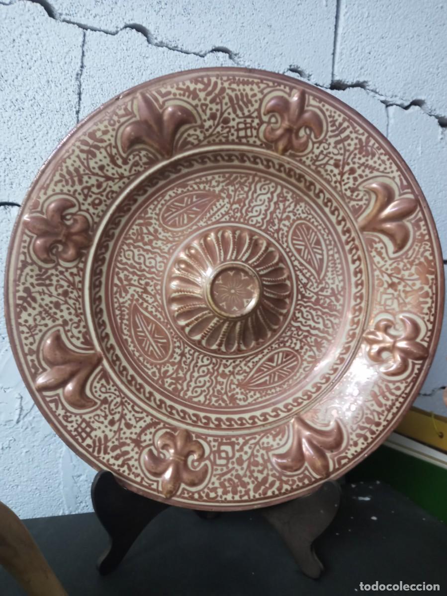 Antig&uuml;edades: Plato de reflejo en cer&aacute;mica de Manises (36 cm) - Foto 1