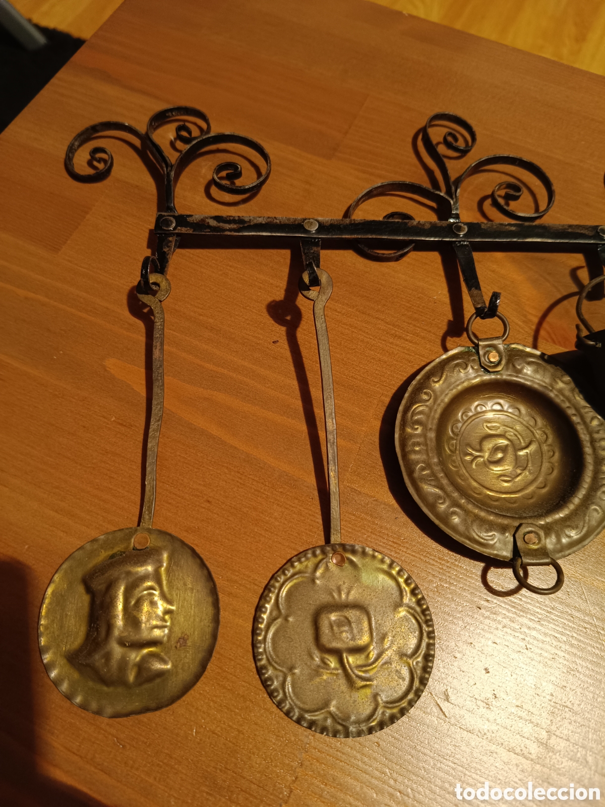 Antig&uuml;edades: Antigua espetera con utensilios de bronce - Foto 2