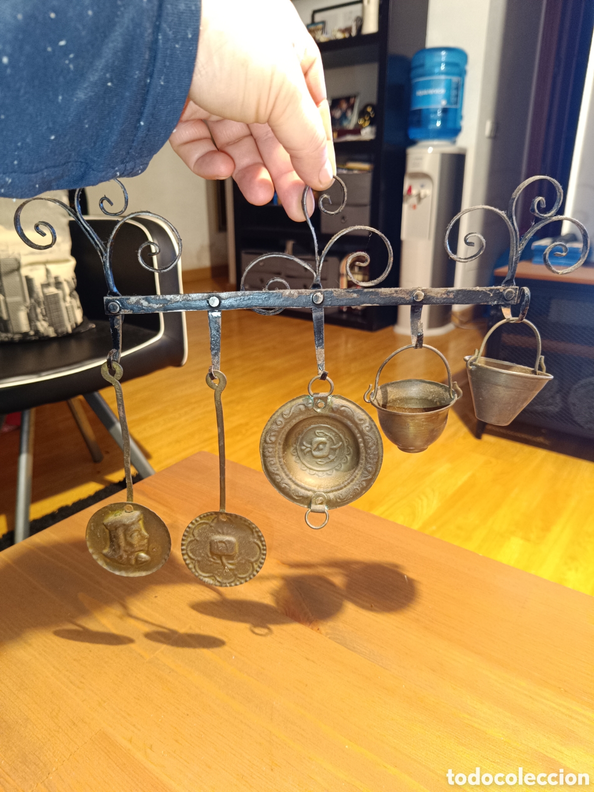 Antig&uuml;edades: Antigua espetera con utensilios de bronce - Foto 3