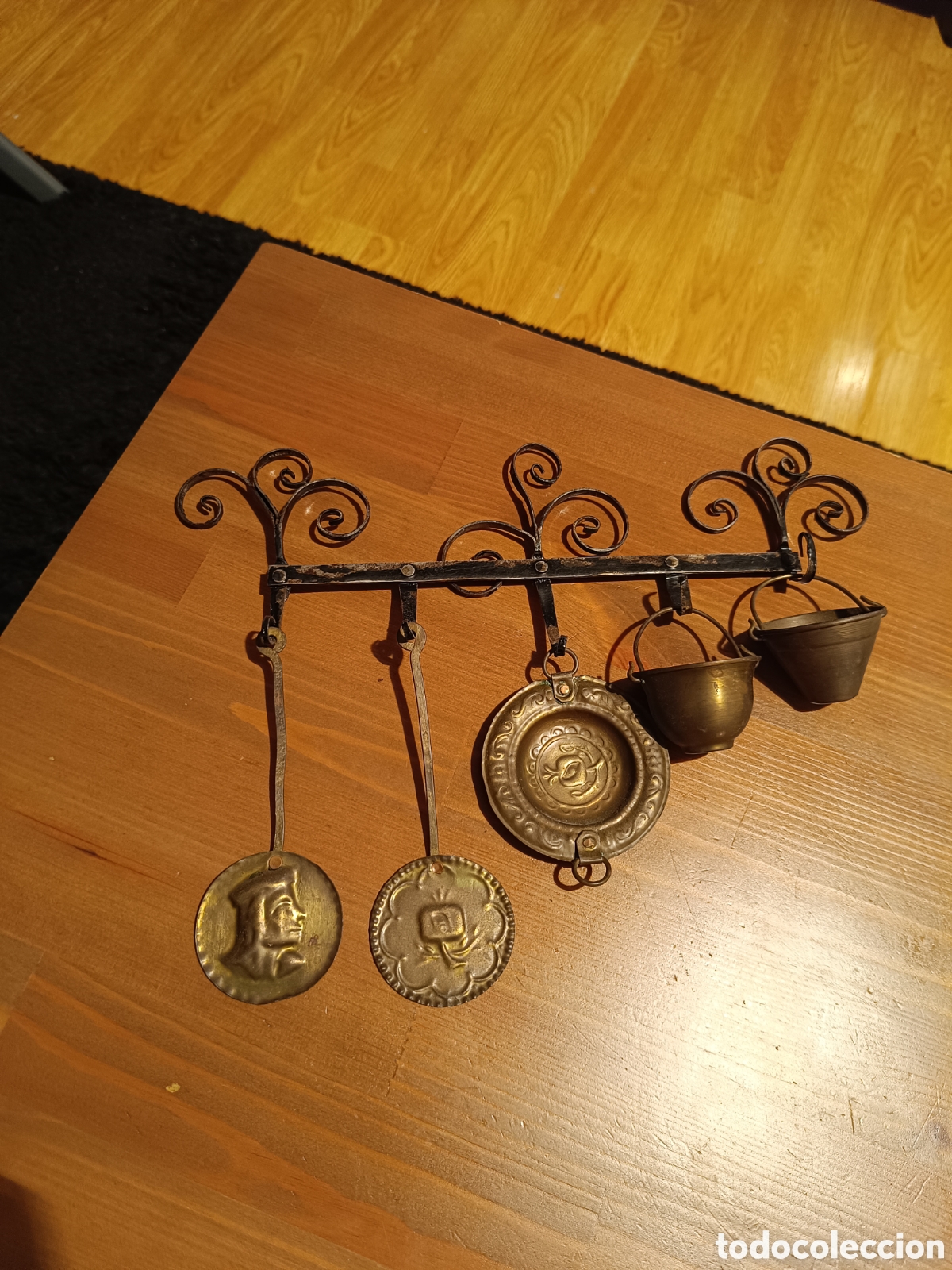 Antig&uuml;edades: Antigua espetera con utensilios de bronce - Foto 1