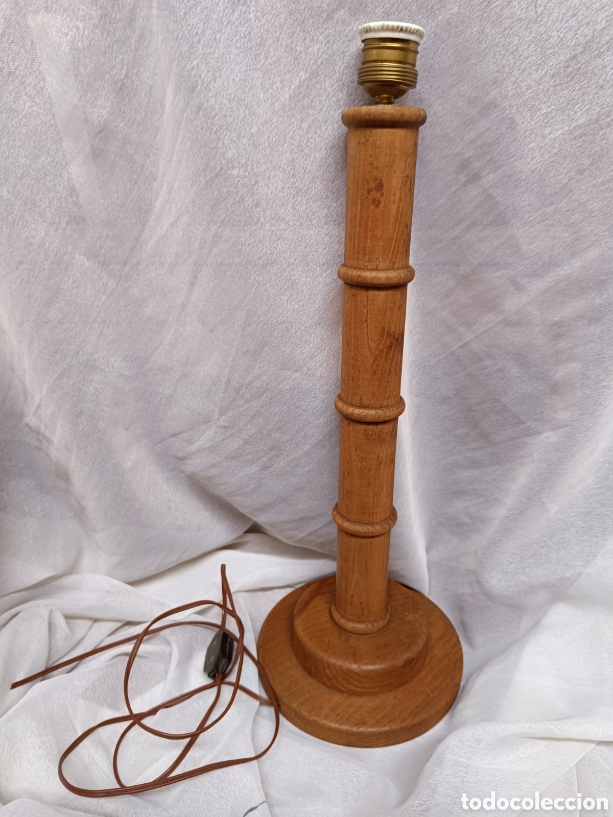 Antig&uuml;edades: Pie de lampara tallado de madera - Foto 1
