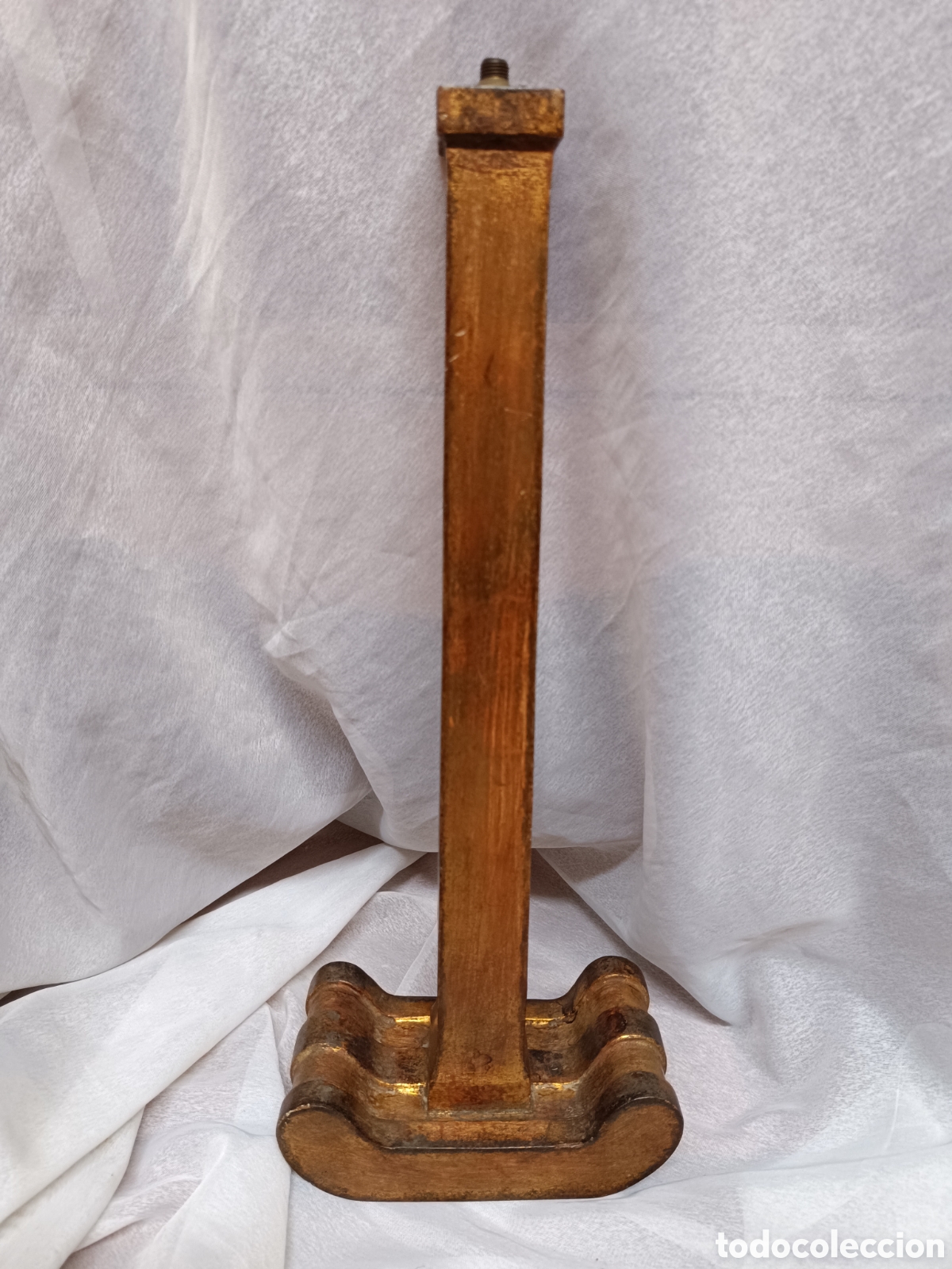 Antig&uuml;edades: Antiguo pie de lampara de madera dorado - Foto 1