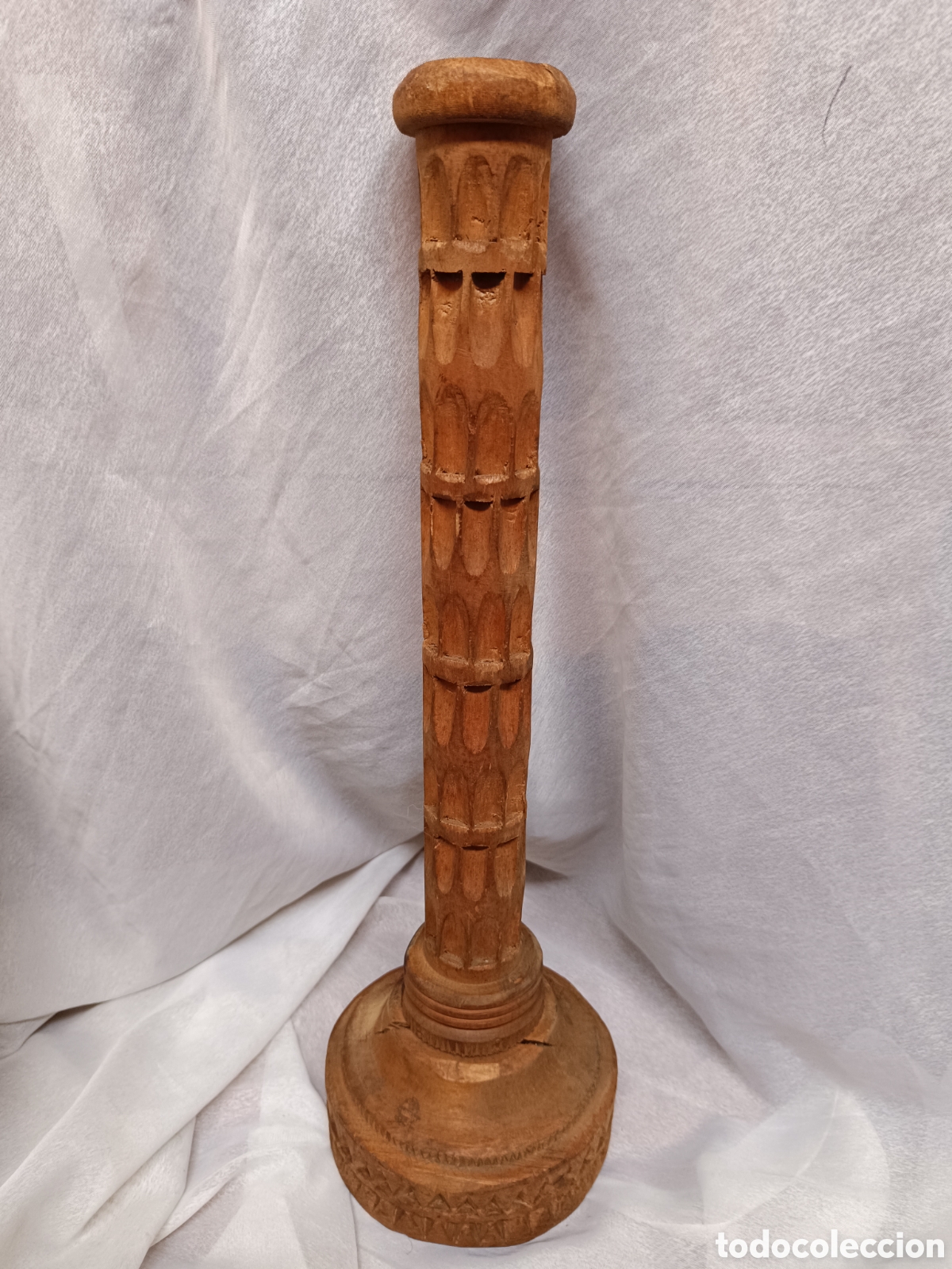 Antig&uuml;edades: Antiguo pie de lampara de madera tallada - Foto 1