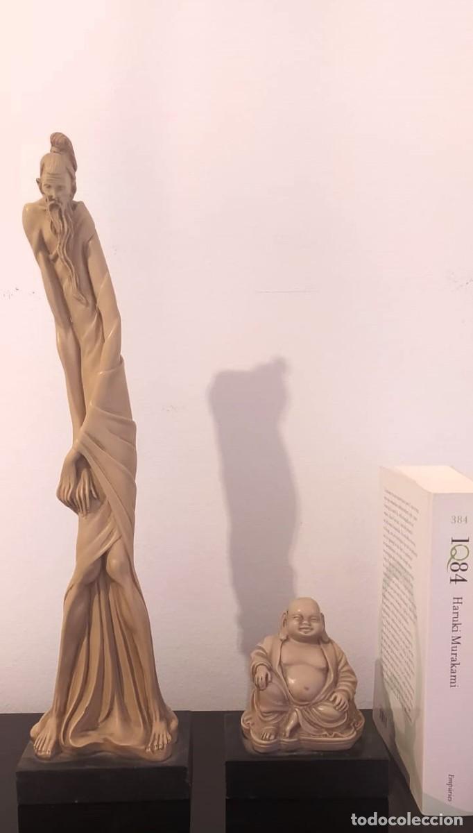 Antig&uuml;edades: dos figuras de resina con base de m&aacute;rmol negro. Hotei es el buda de la buena fortuna