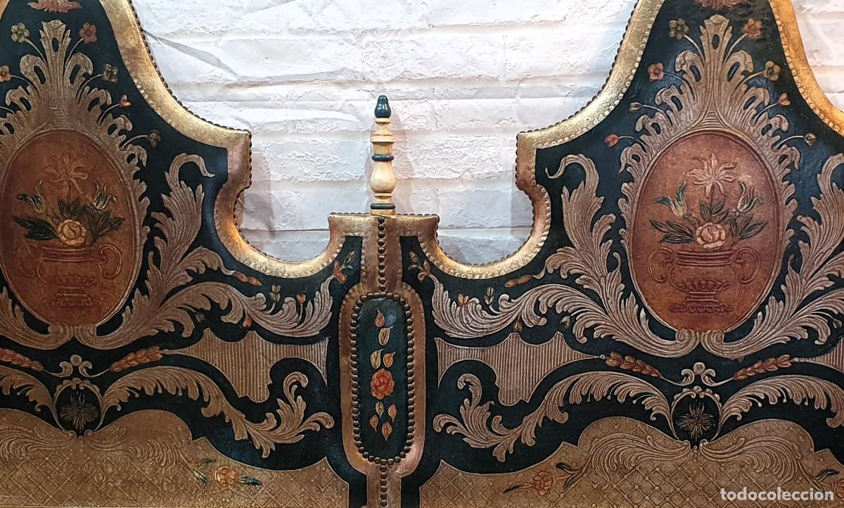 Antig&uuml;edades: Cabecero en madera y piel decorada a mano - Foto 2