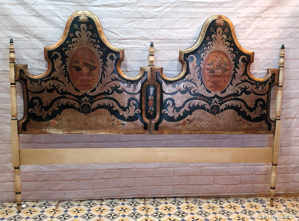 Antig&uuml;edades: Cabecero en madera y piel decorada a mano - Foto 3