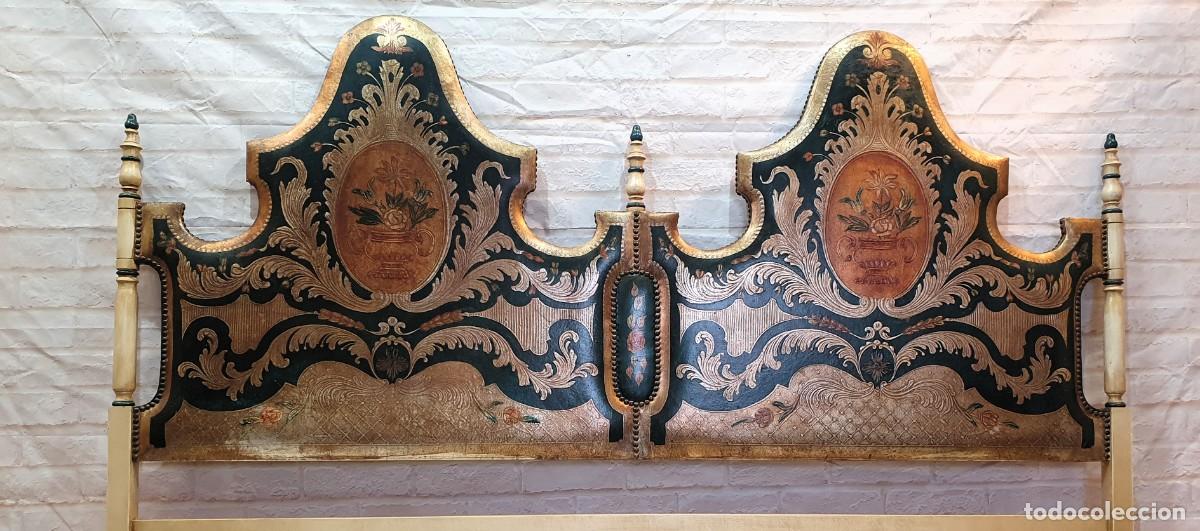 Antig&uuml;edades: Cabecero en madera y piel decorada a mano - Foto 4