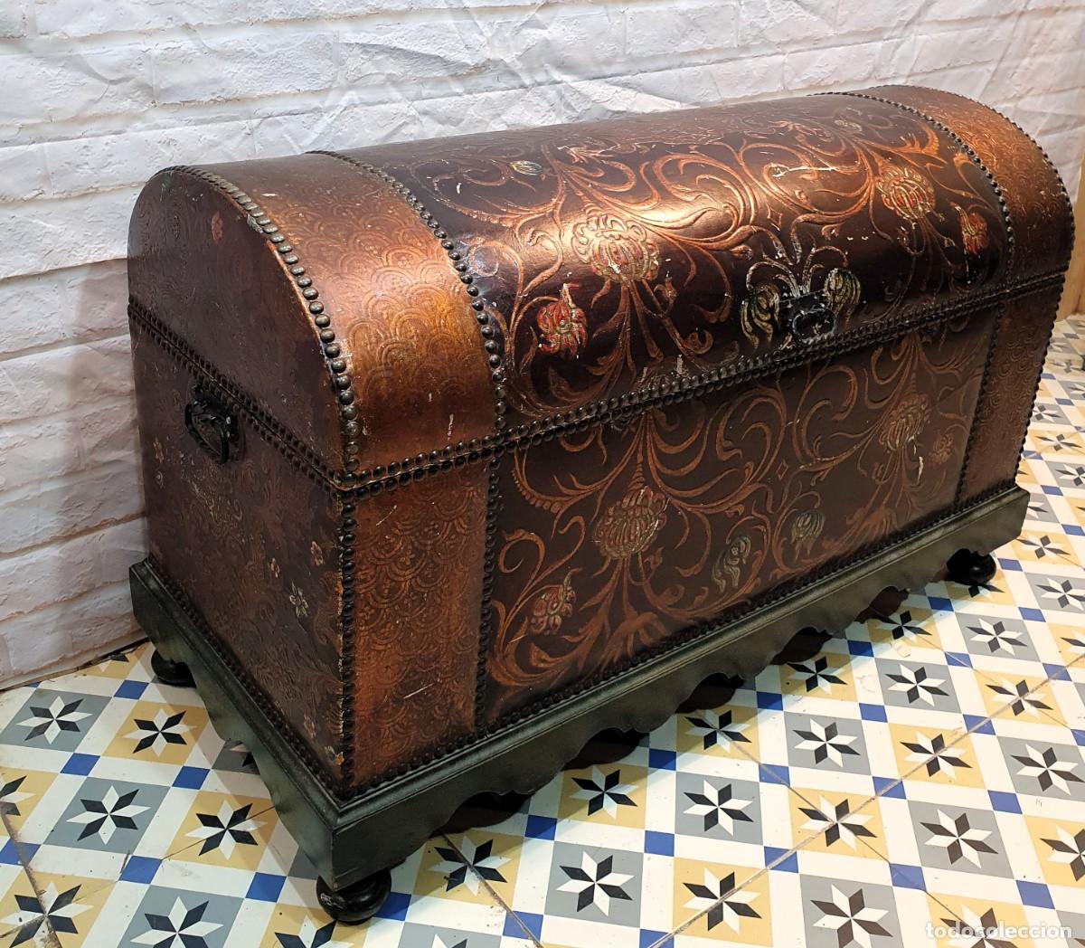 Antig&uuml;edades: Ba&uacute;l arc&oacute;n en cuero y madera - Foto 1