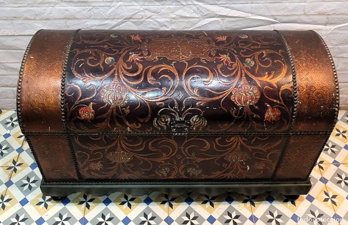 Antig&uuml;edades: Ba&uacute;l arc&oacute;n en cuero y madera - Foto 3