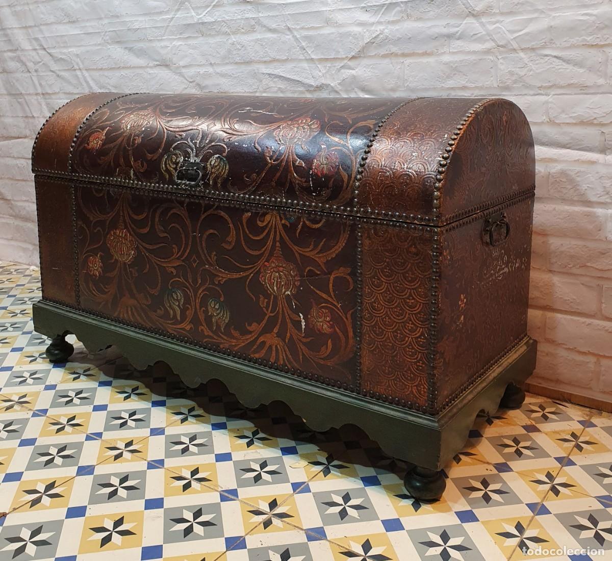 Antig&uuml;edades: Ba&uacute;l arc&oacute;n en cuero y madera - Foto 4