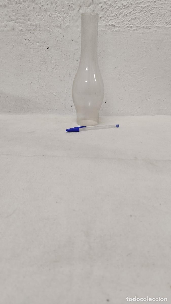 Antig&uuml;edades: Antiguo recambio de quinqu&eacute; de cristal - Foto 1