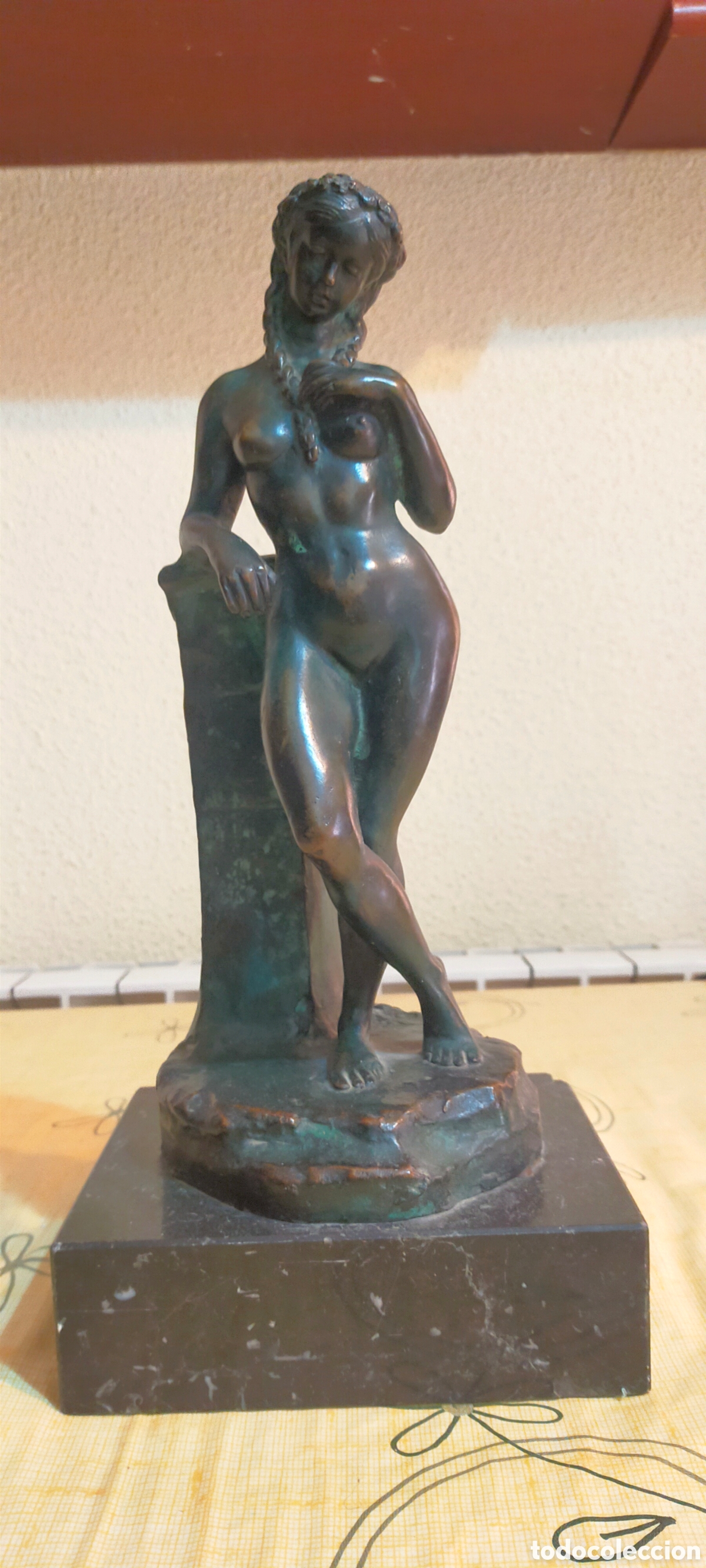 Antig&uuml;edades: Joven desnuda. Escultura de bronce. - Foto 1