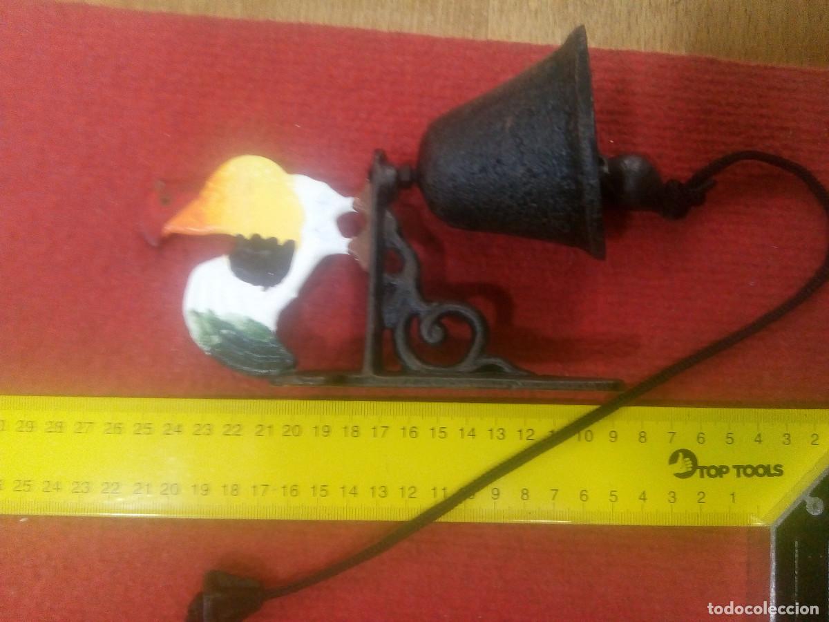 Antig&uuml;edades: CAMPANA FORJA GALLO PARED - Foto 3