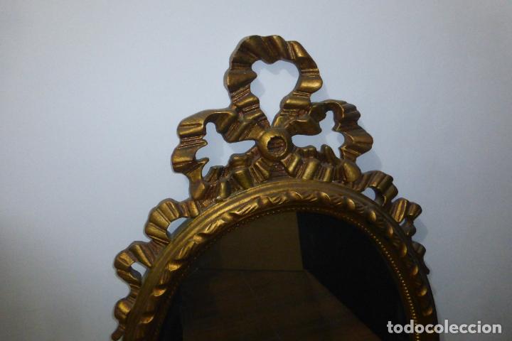 Antig&uuml;edades: Antig&uuml;o espejo de madera con forma oval - Foto 2