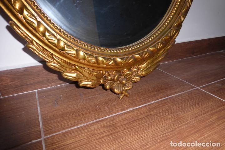 Antig&uuml;edades: Antig&uuml;o espejo de madera con forma oval - Foto 3