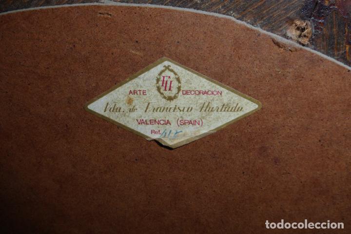 Antig&uuml;edades: Antig&uuml;o espejo de madera con forma oval - Foto 6