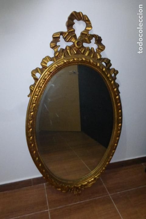 Antig&uuml;edades: Antig&uuml;o espejo de madera con forma oval - Foto 1