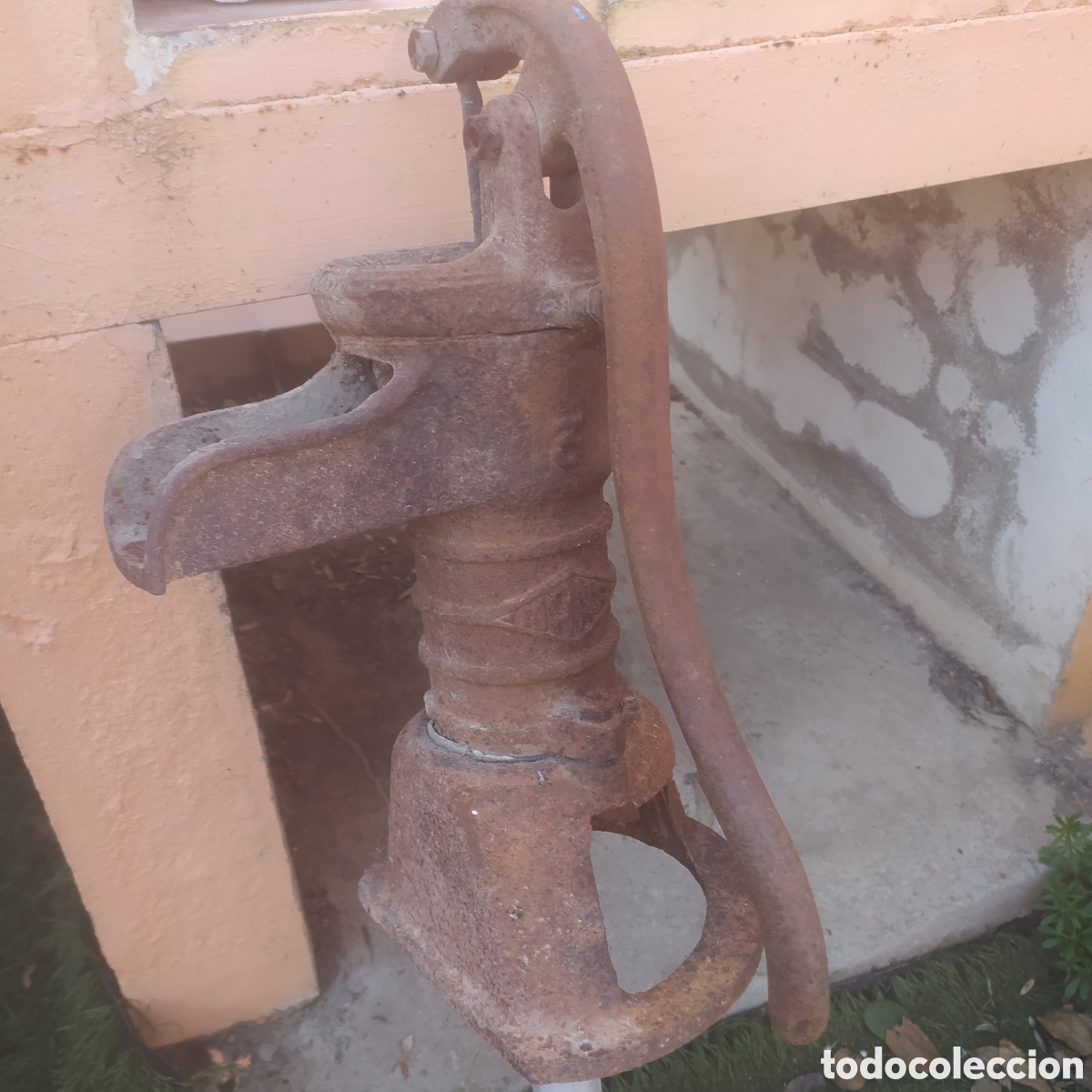 Antiquit&eacute;s: ANTIGUA bomba de agua