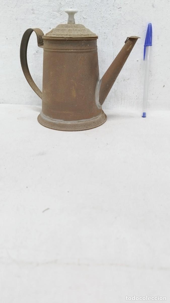 Antig&uuml;edades: Antigua aceitera de hojalata - Foto 1