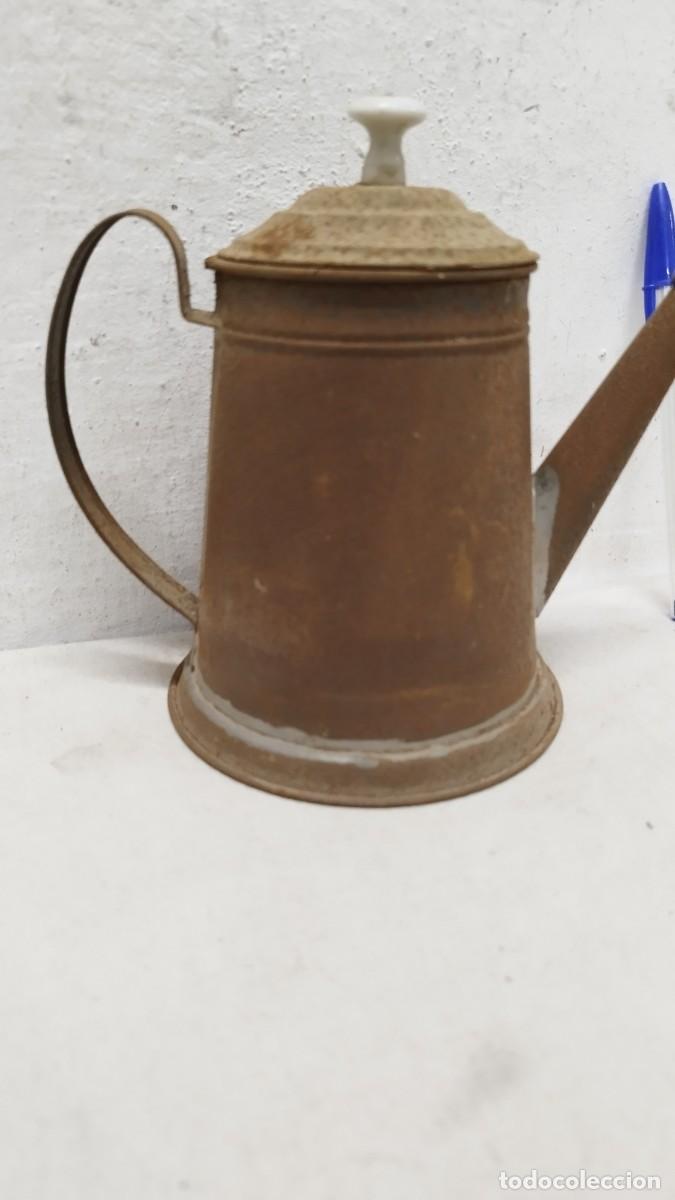 Antig&uuml;edades: Antigua aceitera de hojalata - Foto 2