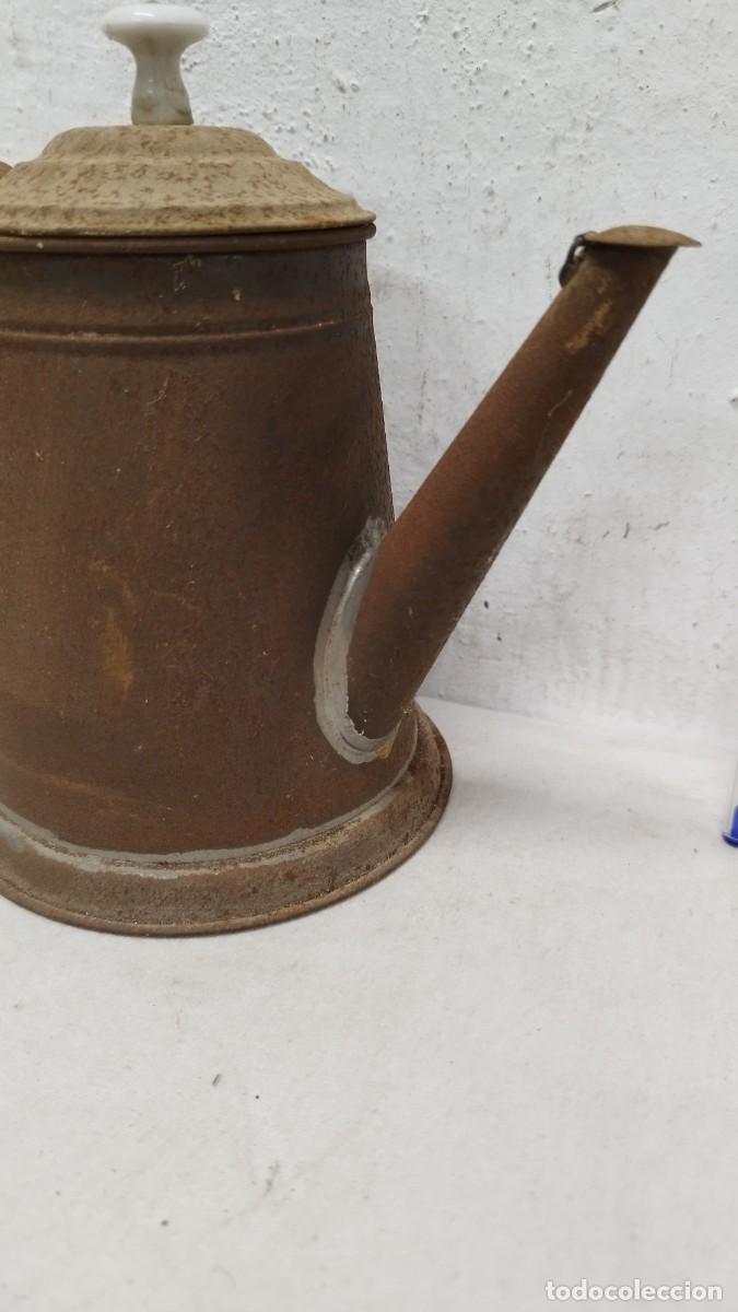 Antig&uuml;edades: Antigua aceitera de hojalata - Foto 3