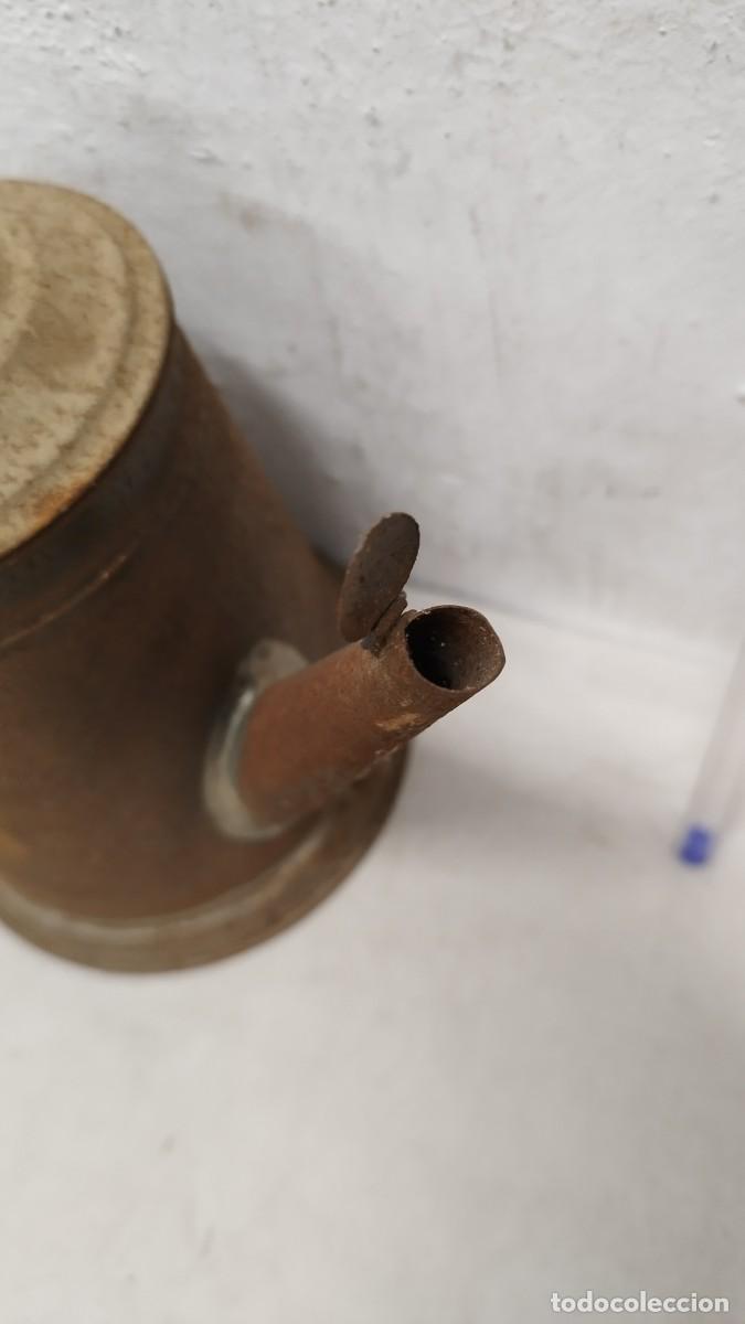 Antig&uuml;edades: Antigua aceitera de hojalata - Foto 4