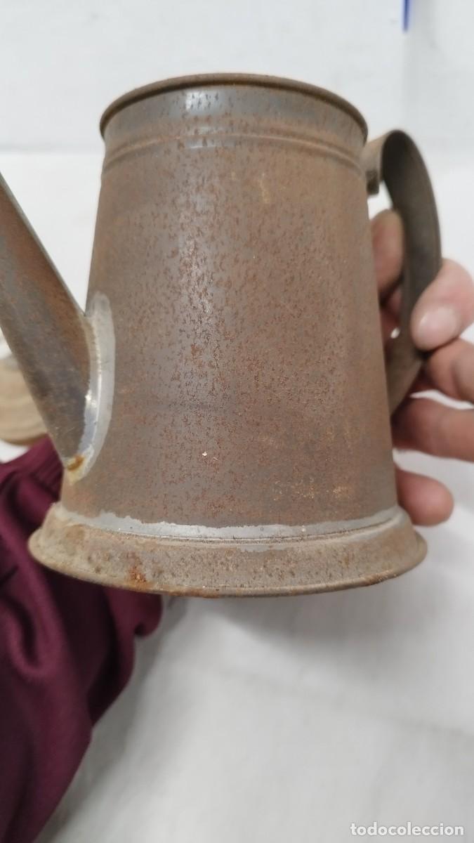 Antig&uuml;edades: Antigua aceitera de hojalata - Foto 9