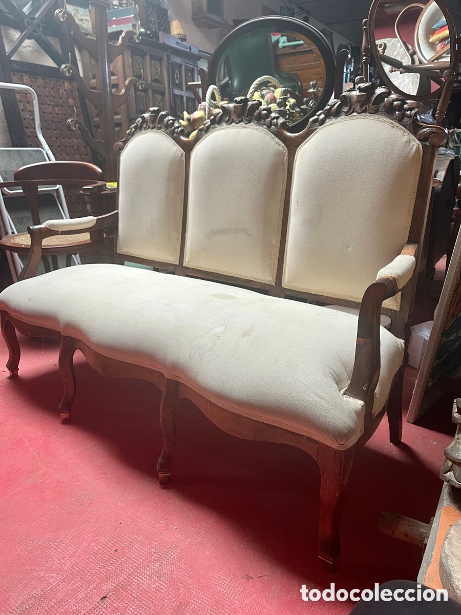 Antig&uuml;edades: Sillon espa&ntilde;ol en madera tapizado en retor. - Foto 1