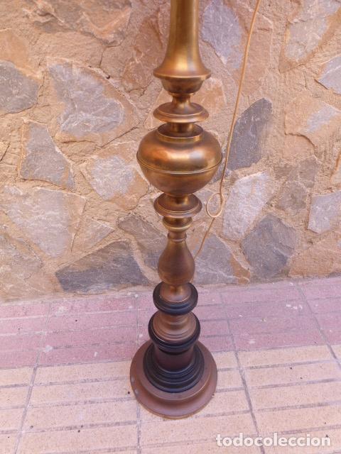 Antig&uuml;edades: Lampara de pie de laton con pantalla - Foto 1