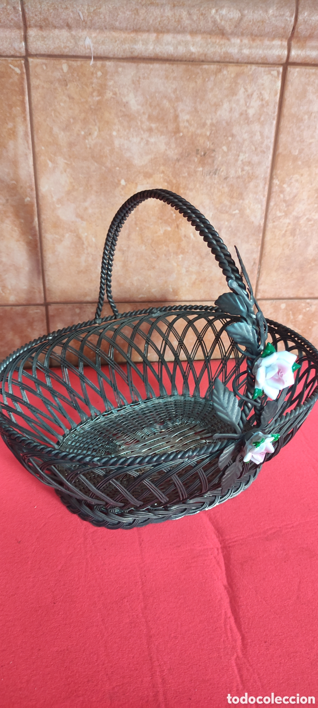 Antig&uuml;edades: Cesta de metal y porcelana - Foto 3