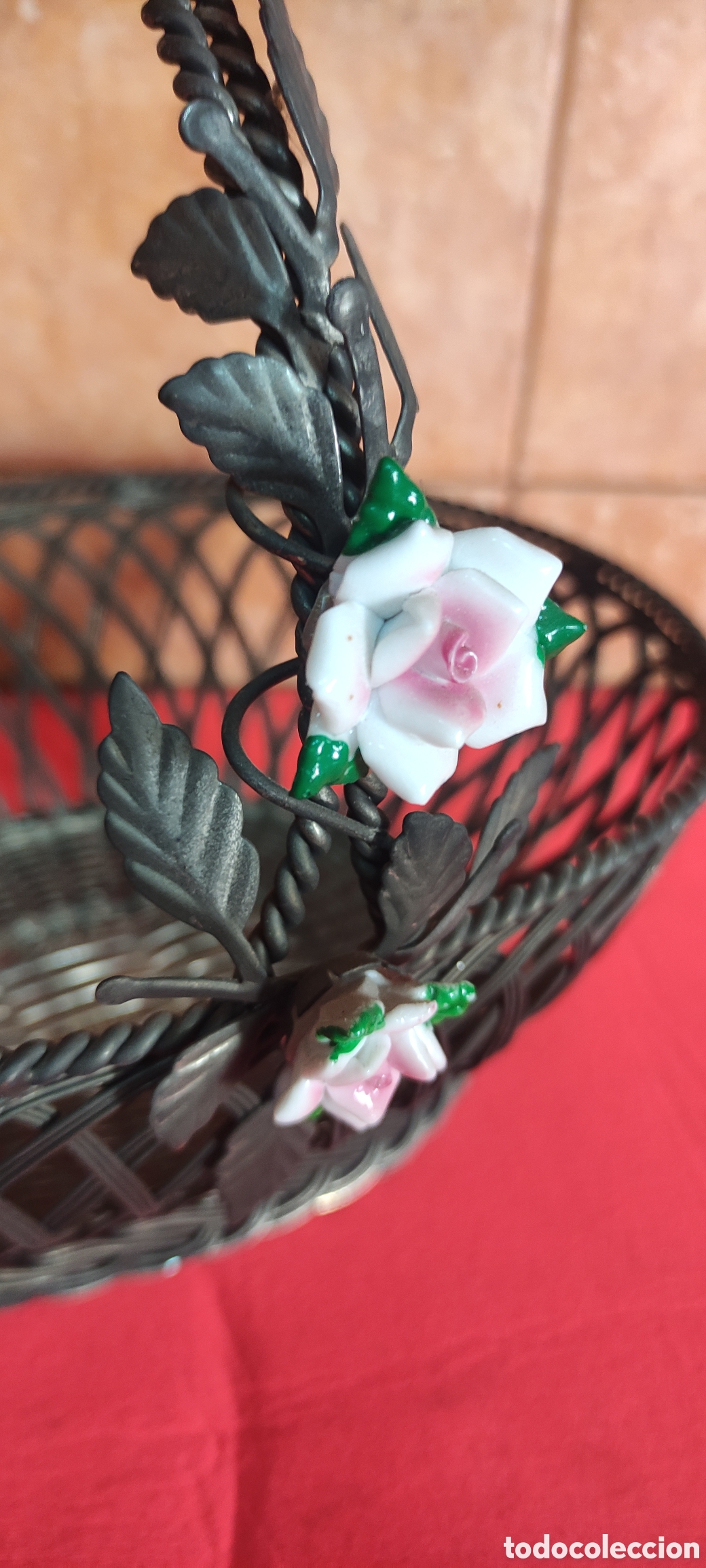 Antig&uuml;edades: Cesta de metal y porcelana - Foto 5
