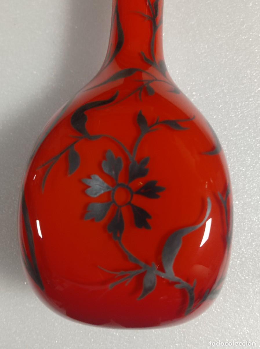 Antig&uuml;edades: Jarr&oacute;n opalina roja y decoraci&oacute;n en plata - Foto 4