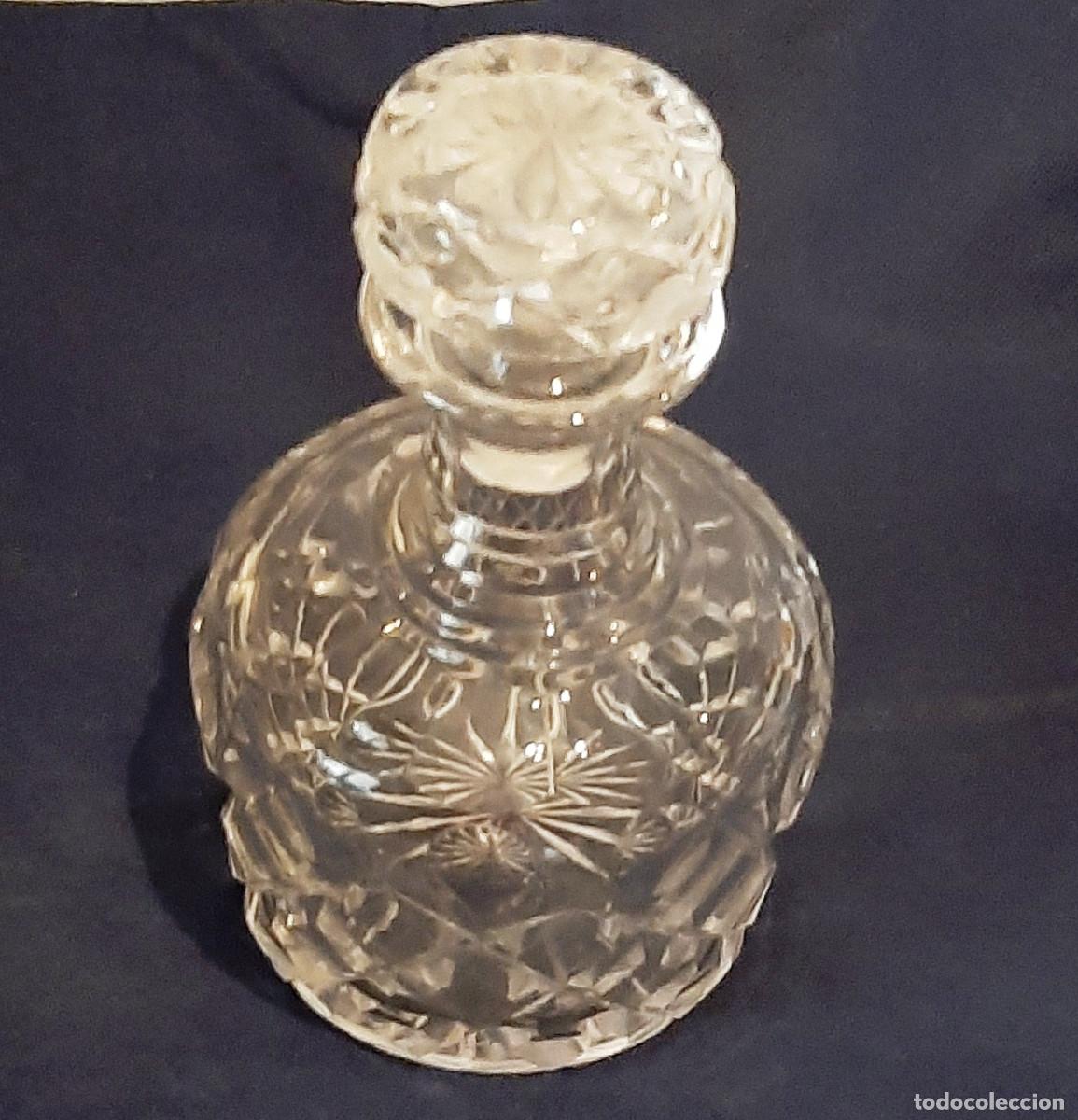 Antig&uuml;edades: Botella de licor en vidrio tallado - Foto 2