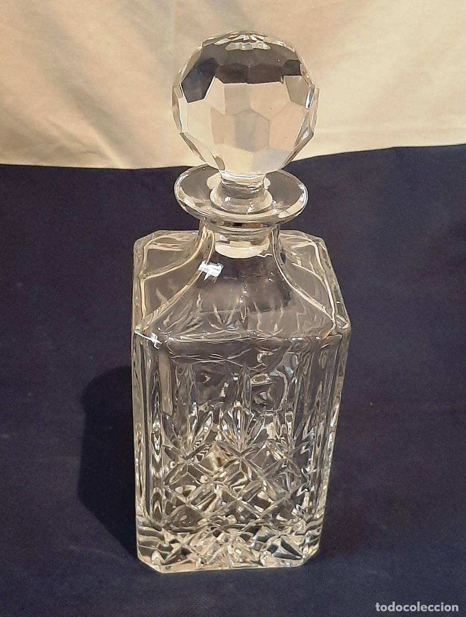 Antig&uuml;edades: Botella cuadrada de licor en vidrio tallado - Foto 1