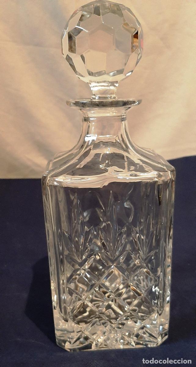 Antig&uuml;edades: Botella cuadrada de licor en vidrio tallado - Foto 2
