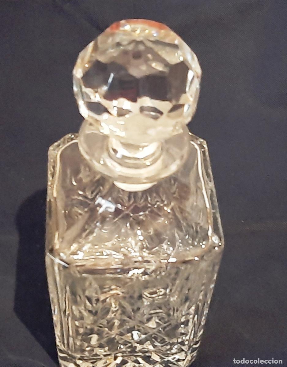Antig&uuml;edades: Botella cuadrada de licor en vidrio tallado - Foto 3