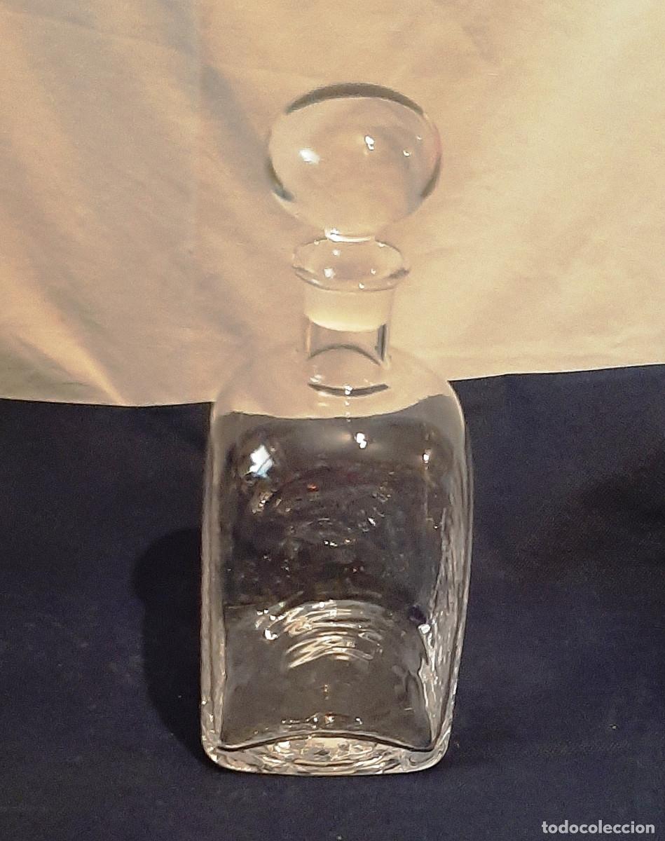 Antig&uuml;edades: Botella cuadrada lisa en vidrio - Foto 1