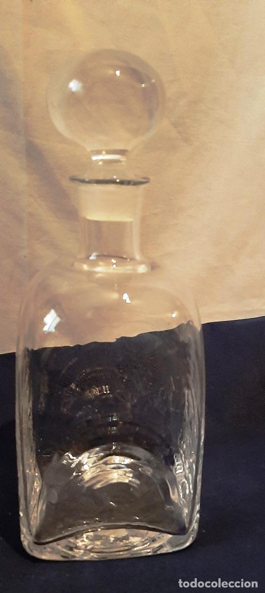 Antig&uuml;edades: Botella cuadrada lisa en vidrio - Foto 2