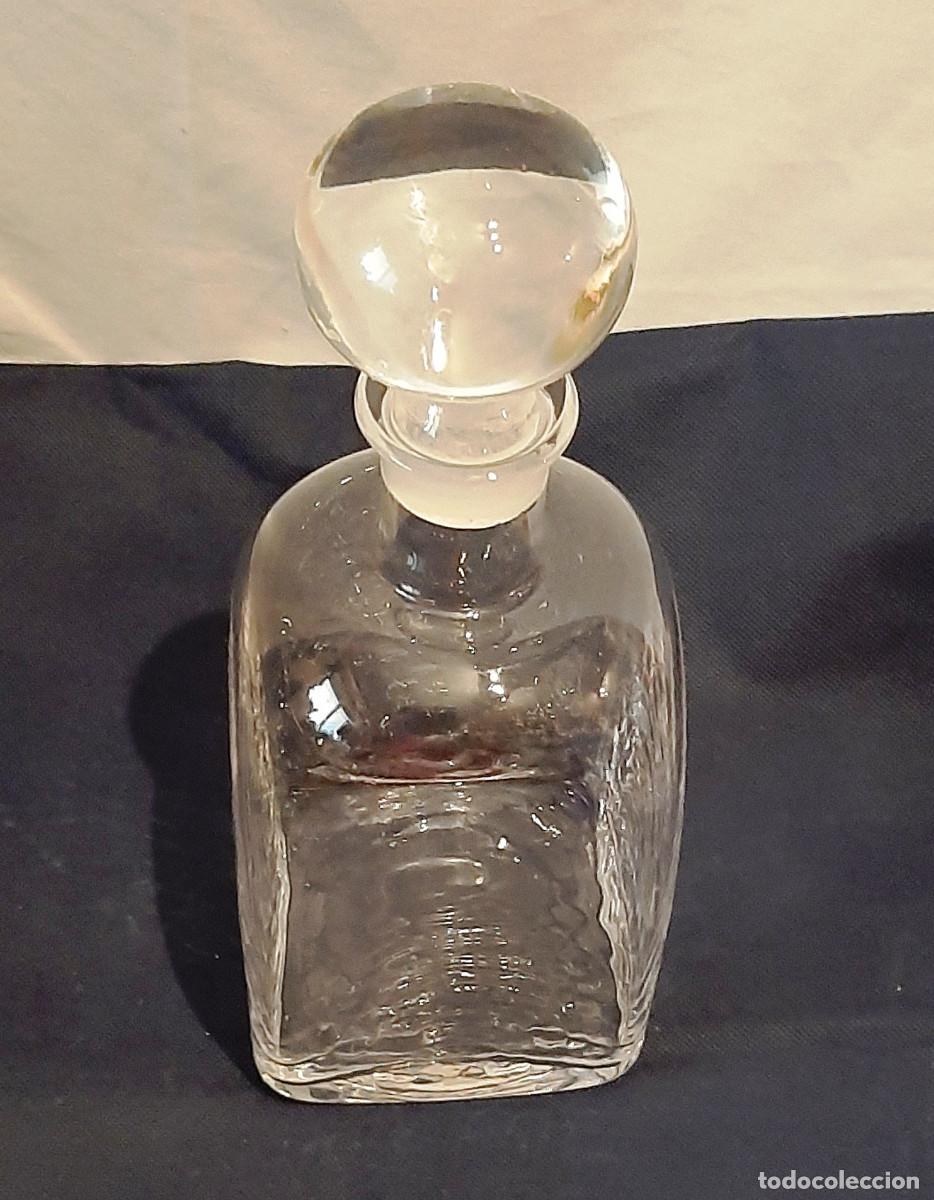 Antig&uuml;edades: Botella cuadrada lisa en vidrio - Foto 3