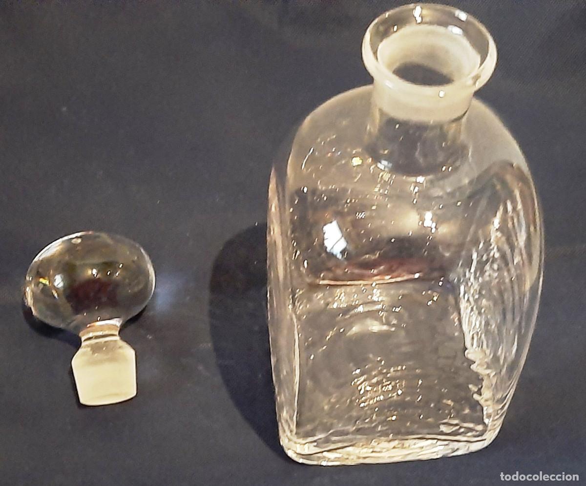 Antig&uuml;edades: Botella cuadrada lisa en vidrio - Foto 4