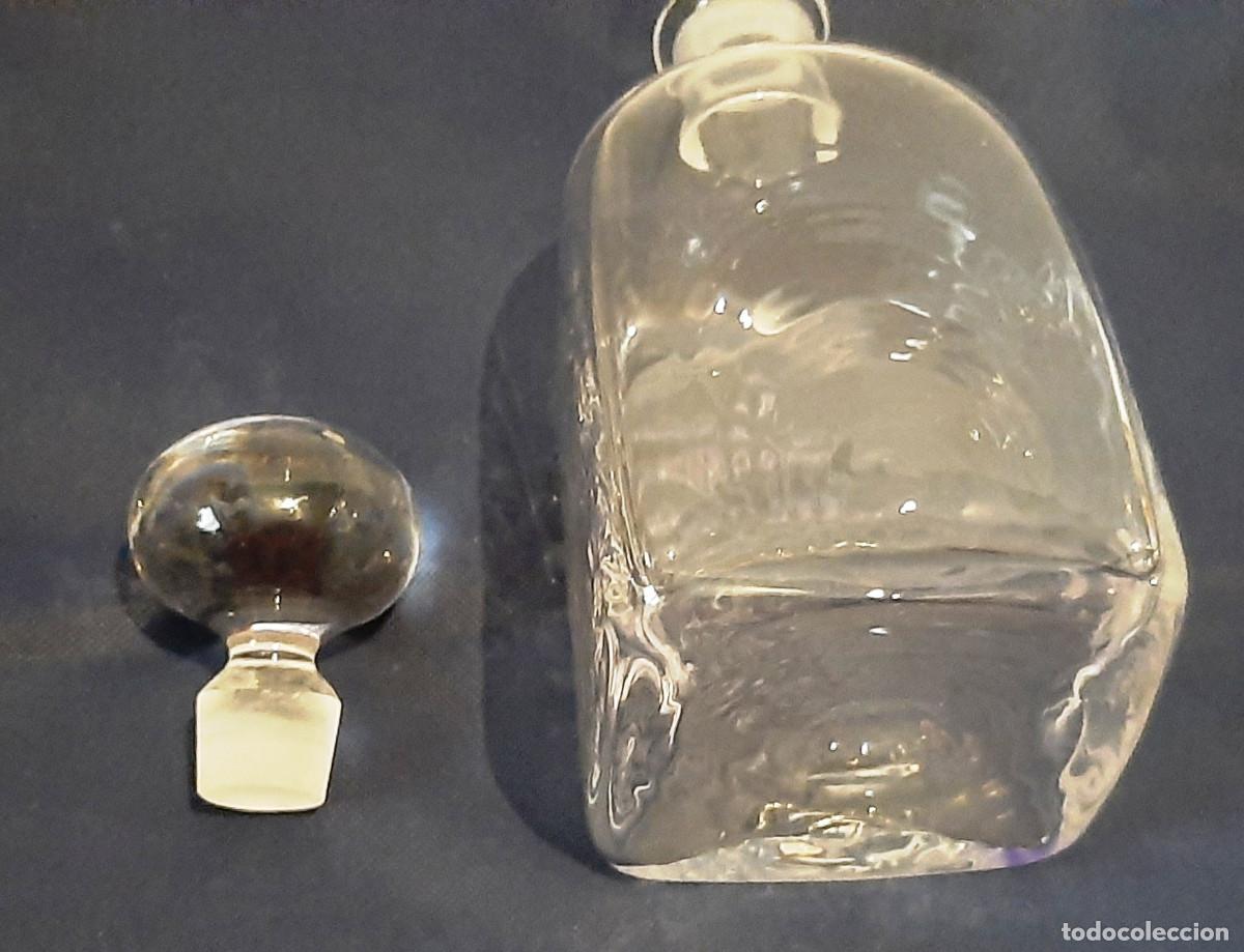 Antig&uuml;edades: Botella cuadrada lisa en vidrio - Foto 5