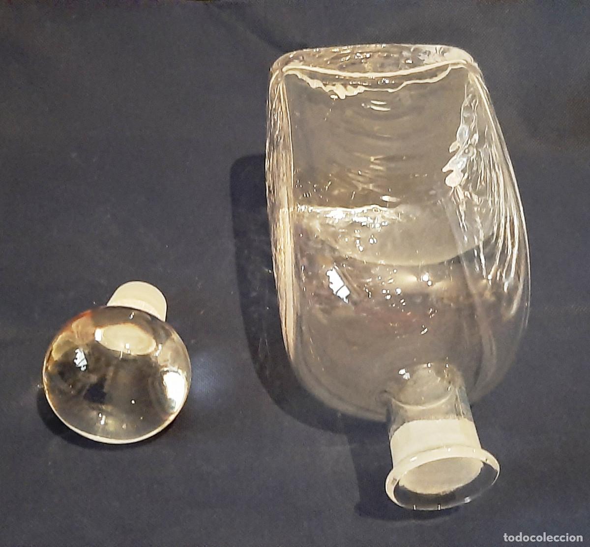 Antig&uuml;edades: Botella cuadrada lisa en vidrio - Foto 6