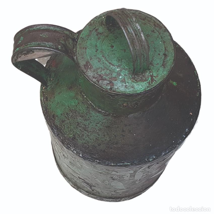 Antig&uuml;edades: Antigua aceitera de metal. - Foto 2