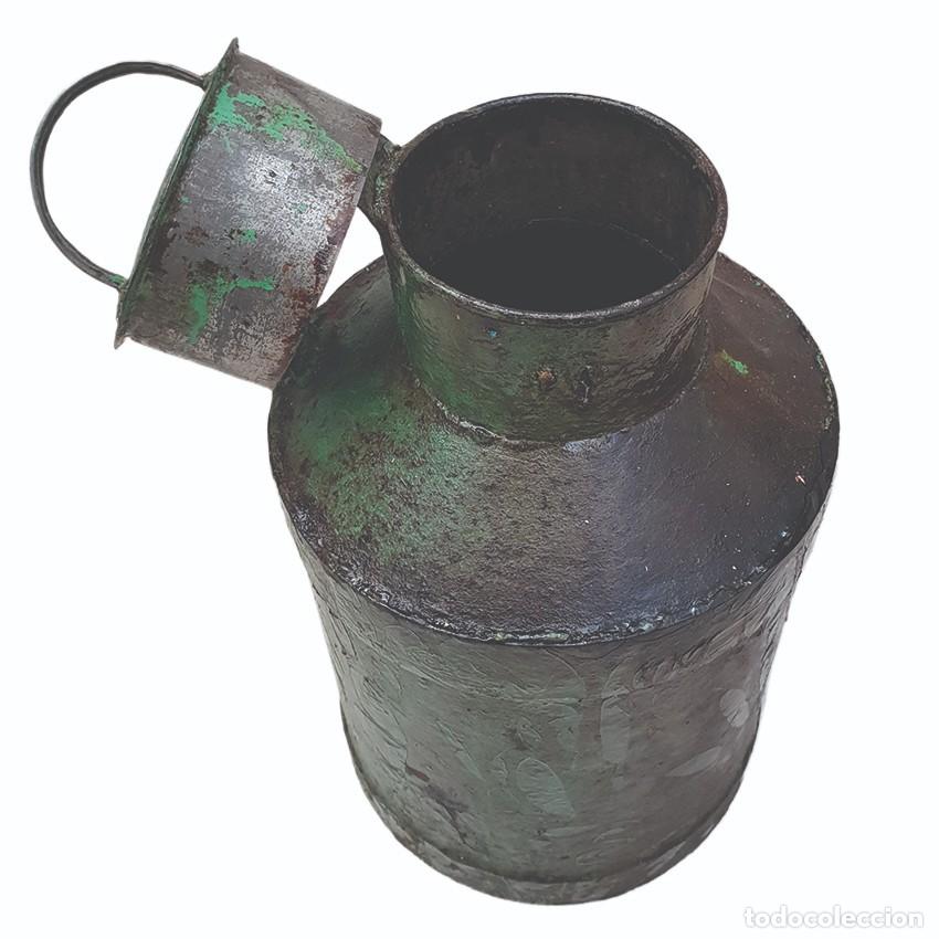 Antig&uuml;edades: Antigua aceitera de metal. - Foto 3