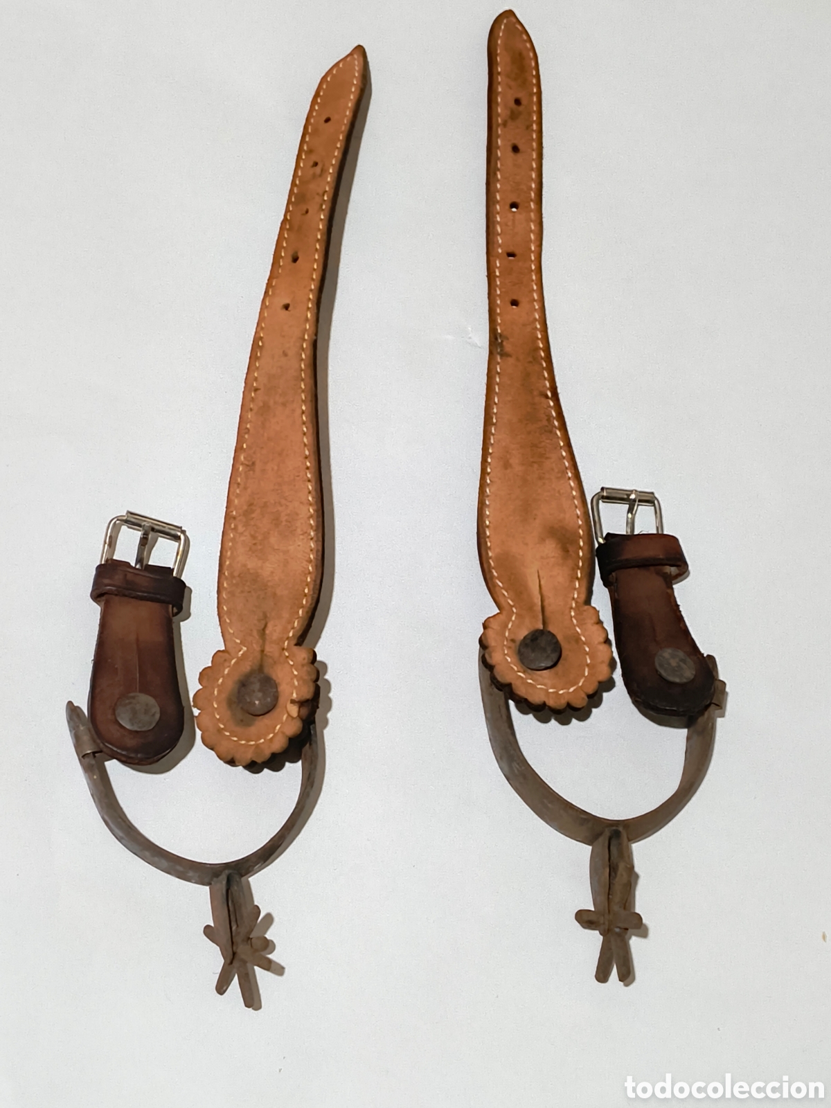 Oggetti Antichi: Pareja espuelas de montar a caballo antiguas correa grande de 27cm. La ruedecita 4,5cm. de diametro